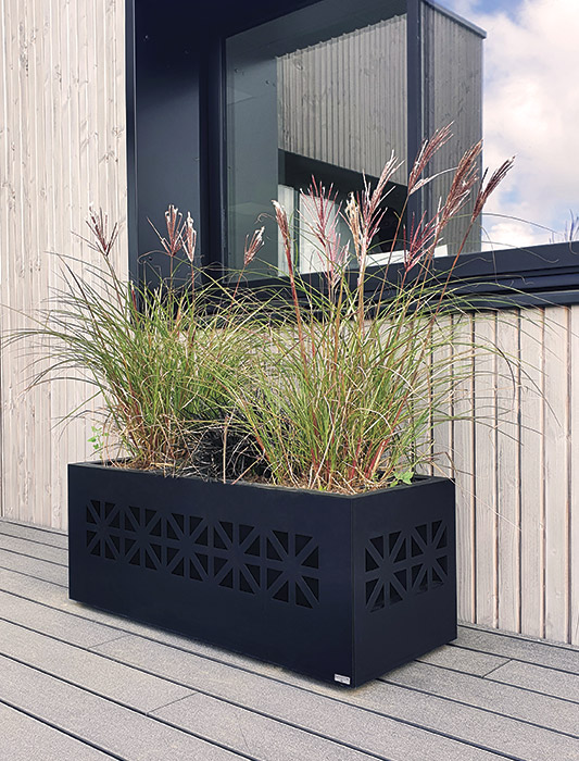 Habillage extérieur noir en aluminium pour jardinière