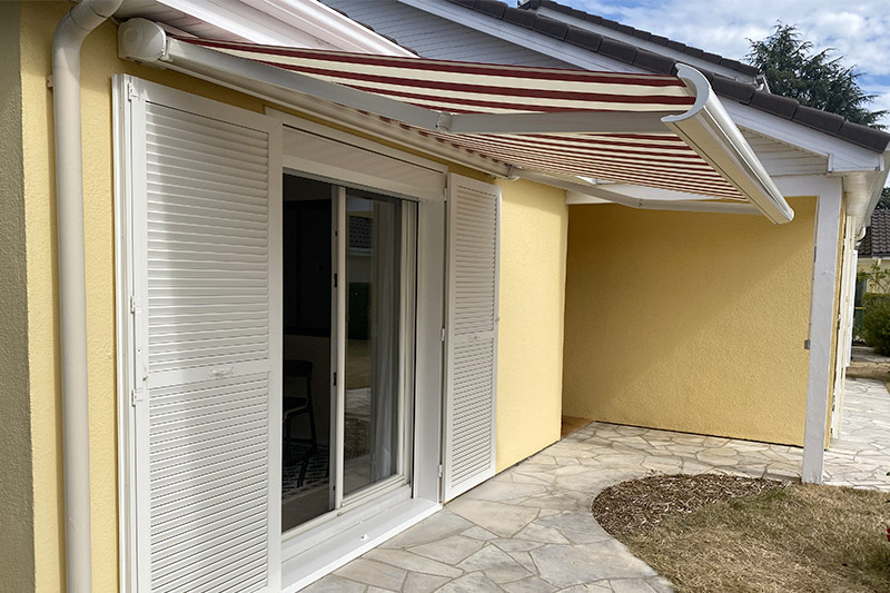 Store banne rayé beige et rouge
