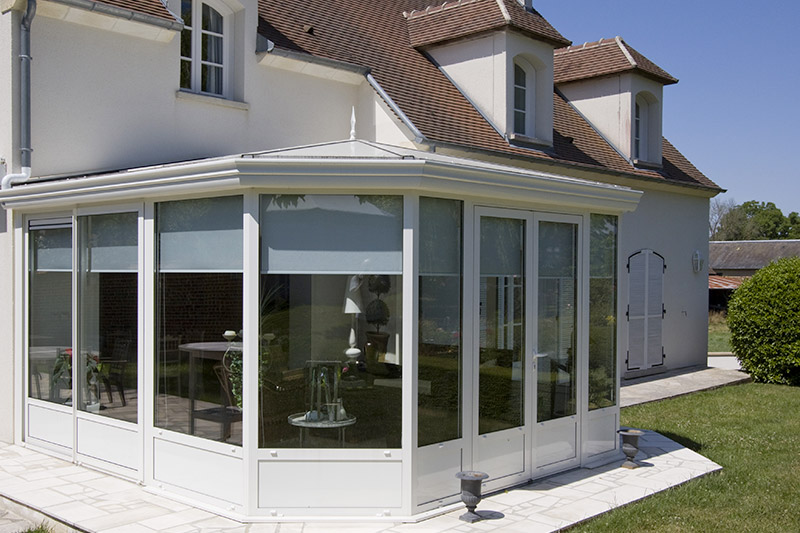 Store fenêtre gris pour véranda