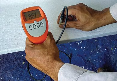 Un homme qui calcule le taux d'humidité d'un mur