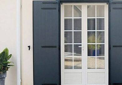 Volet battant motorisé solaire gris